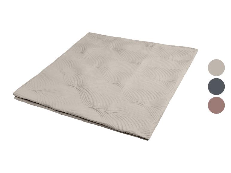 Couverture beige avec imprimé feuilles et trois échantillons de couleur.