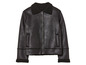 Une veste en cuir noir avec un col en fourrure.
