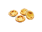 Quatre tartes aux œufs avec une croûte dorée et une garniture crémeuse.