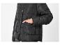 Une veste noire avec une poche proéminente sur la poitrine.