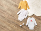 Bodies bébé imprimés et une combinaison jaune.