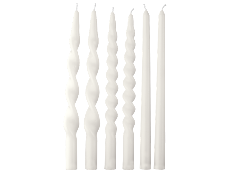 Six bougies blanches, quatre torsadées et deux lisses.