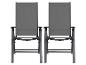 Deux chaises de jardin pliantes grises avec accoudoirs.