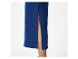 Robe bleue foncée fendue, style minimaliste.