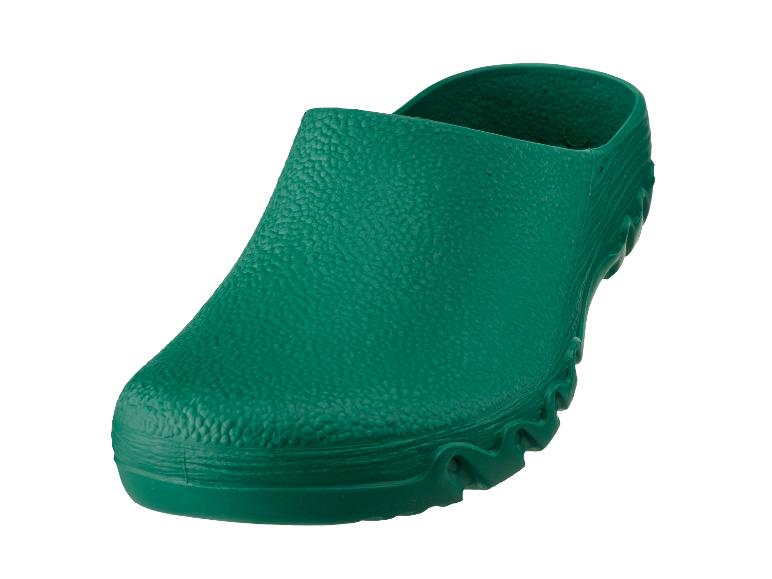 Sabot de jardin en caoutchouc vert sur fond blanc