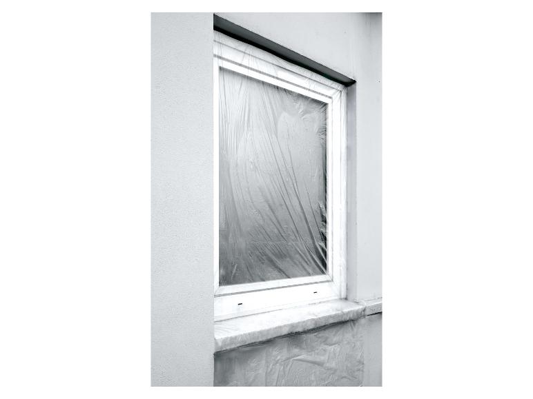 Fenêtre recouverte d'une bâche de protection pendant les travaux de rénovation