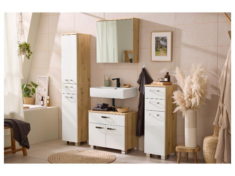 Salle de bain moderne avec meubles blancs et effet bois, lavabo, miroir et baignoire.