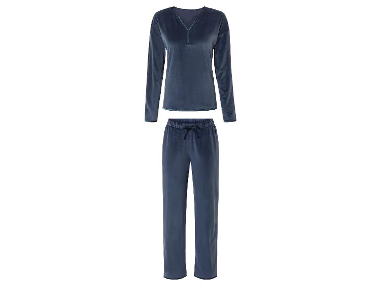 Un pyjama en velours bleu avec des manches longues et un pantalon.