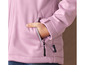 Une veste softshell rose avec une fermeture éclair et une poche.