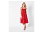 Robe rouge et sandales compensées : mode féminine estivale.