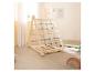 Structure d'escalade en bois pour enfants avec filet de corde dans une pièce lumineuse avec décor enfantin.