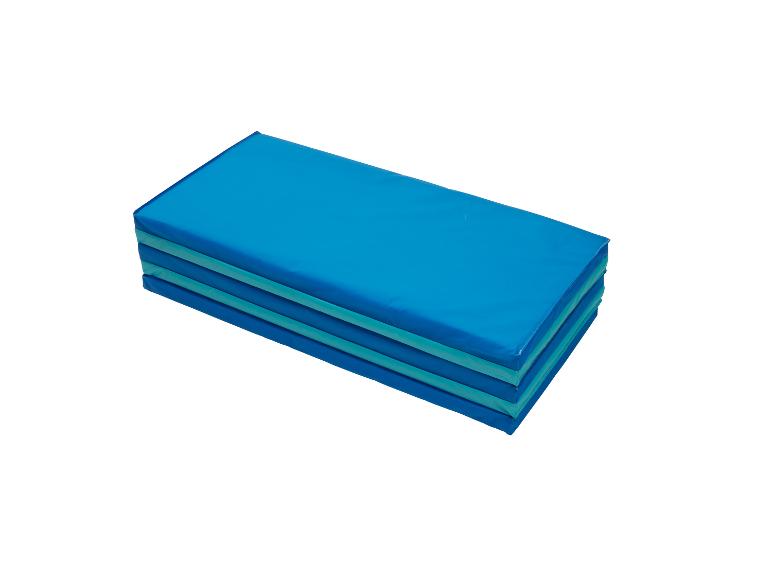 Tapis de sport pliable dans les tons de bleu.