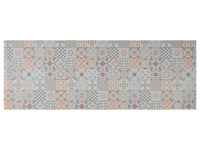 Carreaux de céramique à motifs géométriques et floraux dans des tons bleus, oranges et gris.