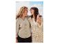 Deux femmes souriantes portent une chemise et une jupe-pull en crochet beige.