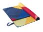 Serviette de plage colorée à motif géométrique, partiellement roulée, avec une sangle bleue.