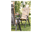 Deux chaises pliantes de jardin avec des coussins rayés sur l'herbe.