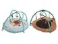 Deux tapis d'éveil pour bébé avec arches et jouets suspendus, un avec un castor, un avec un carlin.