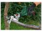 Tronçonneuse Parkside X20V Team coupant une branche.