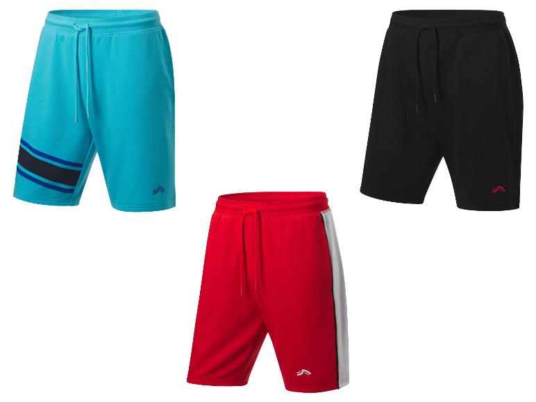 Shorts de sport : modèles bleu, noir et rouge.