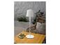 Lampe de table blanche moderne sur une table en bois.