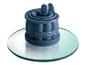 Un moule en silicone Coox bleu sur un dessous de plat en verre.
