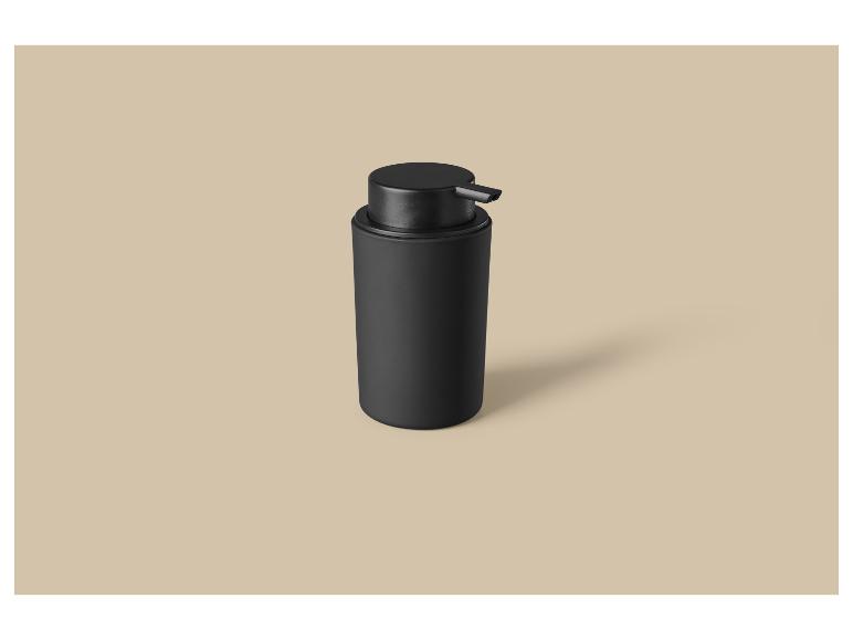 Bouteille distributrice à pompe noire sur fond beige