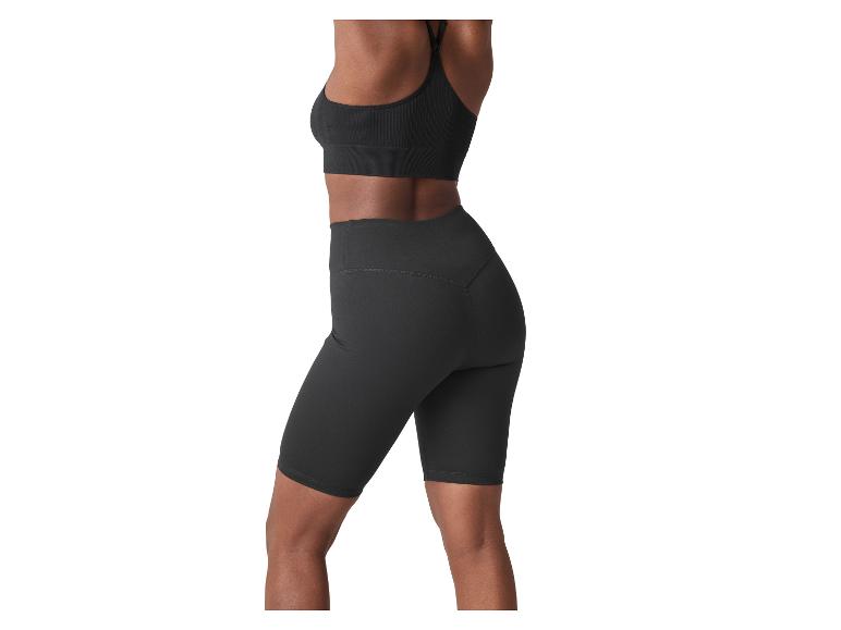 Soutien-gorge de sport noir et short cycliste pour femme, vue arrière.