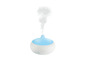 Un humidificateur blanc avec une lumière bleue et de la vapeur.