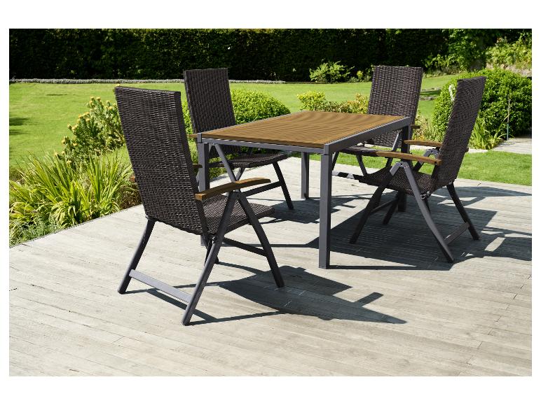 Ensemble table et chaises de jardin en résine tressée et métal.