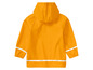 Un imperméable jaune avec des bandes réfléchissantes.