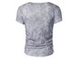 Un t-shirt gris à imprimé serpent.