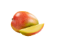 Mangue entière et tranche de mangue sur fond noir.