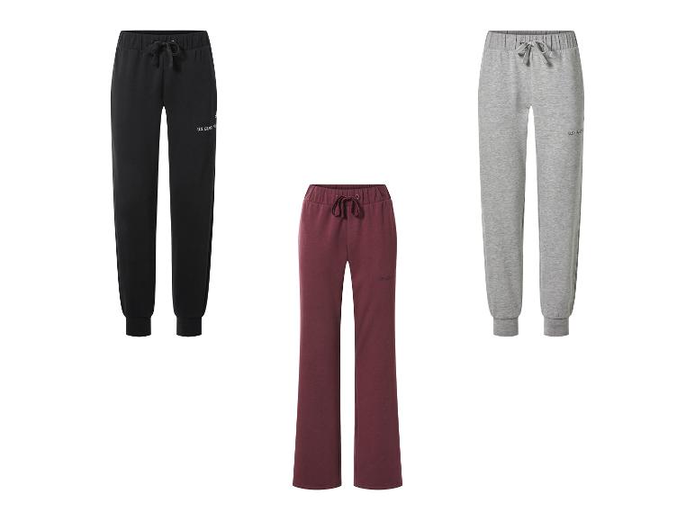Trois pantalons de survêtement : noir, bordeaux et gris, tous avec cordon de serrage.