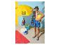 Homme en tenue de plage estivale avec parasol, serviette, short et claquettes.