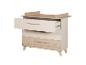 Commode à trois tiroirs, avec un tiroir supérieur ouvert et une surface à langer en bois clair.