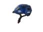 Un casque de vélo bleu avec des sangles noires.