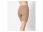 Shorts et mi-culotte beiges, invisibles sous les vêtements.