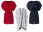 Deux robes courtes rouges et bleues et un kimono rayé avec des franges.