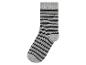 Une paire de chaussettes grises à rayures noires.