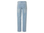 Un jean bleu pour femme.