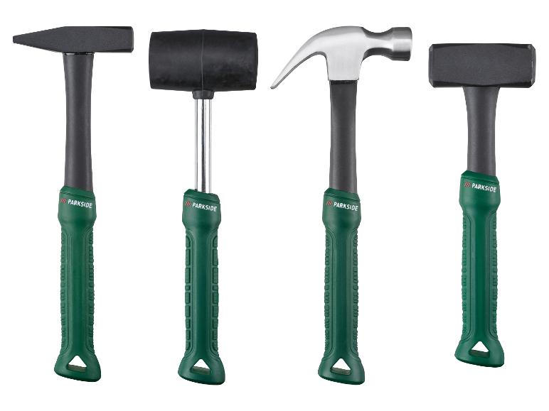 Quatre marteaux Parkside : un marteau de maçon, un maillet en caoutchouc, un marteau arrache-clou et une massette.
