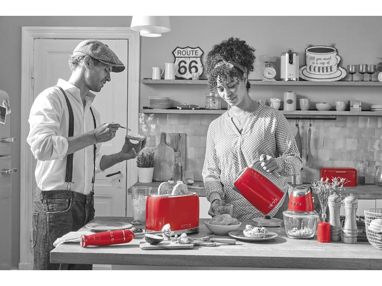 Électroménager rouge 1973 dans une cuisine rétro.