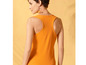 Une femme porte un débardeur orange.