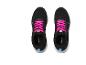 Une paire de chaussures de sport noires avec des lacets roses vifs et des détails bleus.