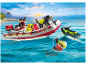 Coffret de jeu pour enfants avec bateau de pompiers, figurines et chien de sauvetage dans l'eau.
