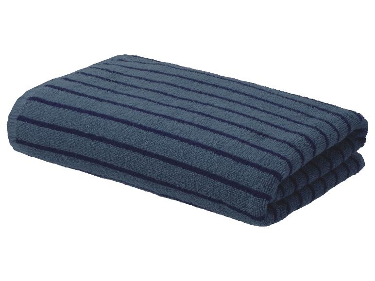 Serviette pliée à rayures bleu foncé.
