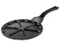 Une poêle noire avec des formes de cœur pour faire des crêpes.