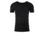 Un t-shirt noir à manches courtes et col en V.