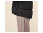 Gros plan d'une doudoune noire sur un pantalon marron clair.