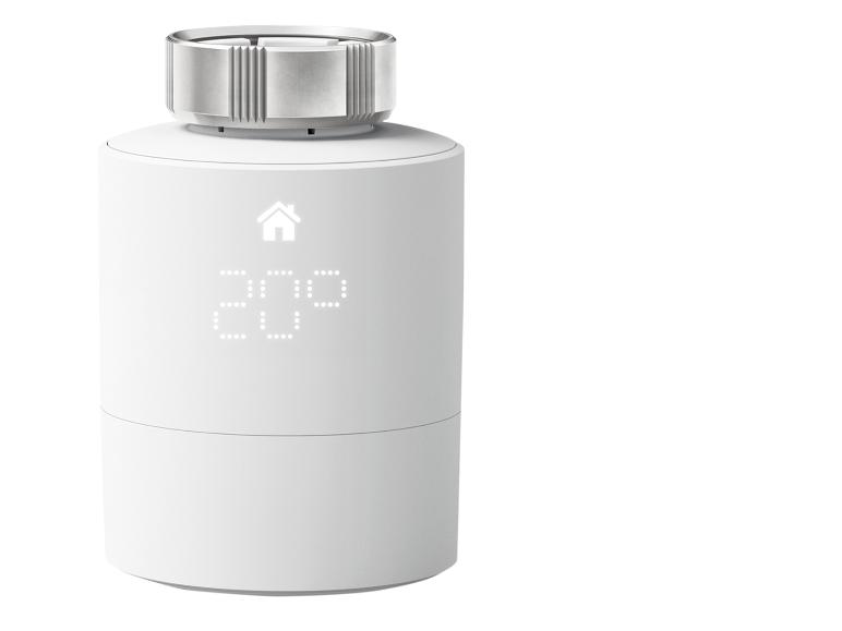 Thermostat intelligent blanc avec affichage numérique et bouton rotatif.